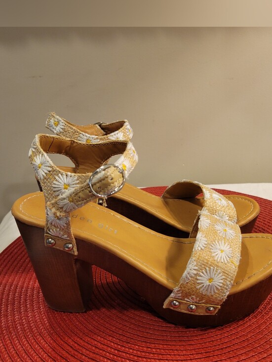 Madden Girl Shoes - EUC~ MADDEN GIRL Floral Embroidered Platform Sandals